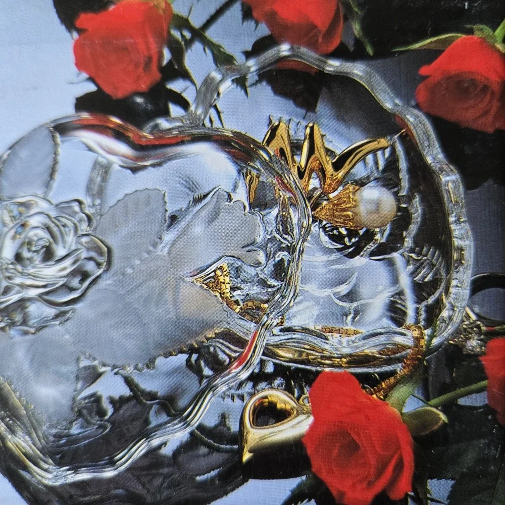 Vintage Heart shaped clear Glass Trinket Box Rose Flowers & Leaves Jewelry Catch